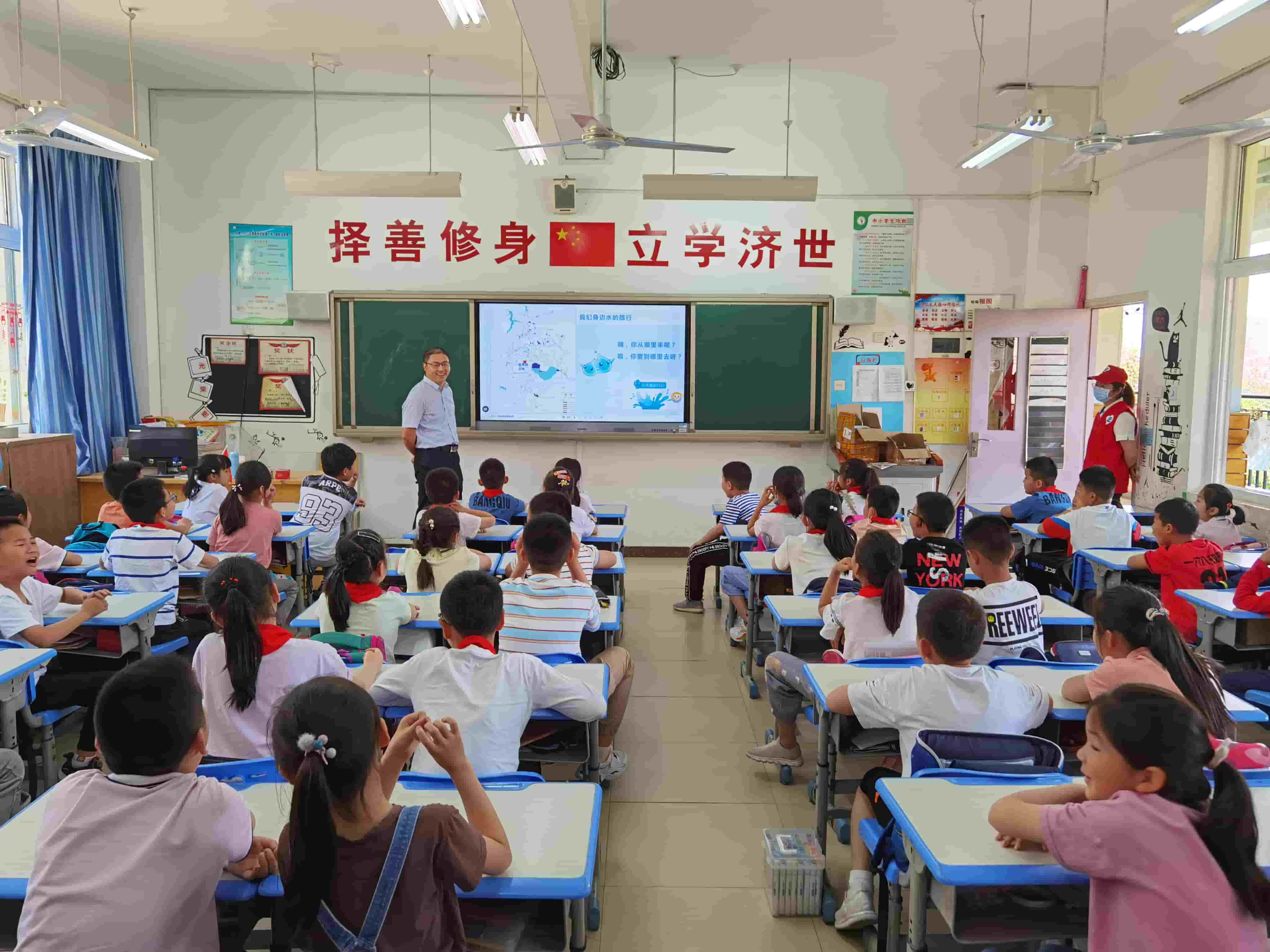 2021年6月4日，火狐体育(中国)官方在线志愿团队枪王一六八玫瑰园小学开展“青春志愿行，环保进课堂”活动（2）