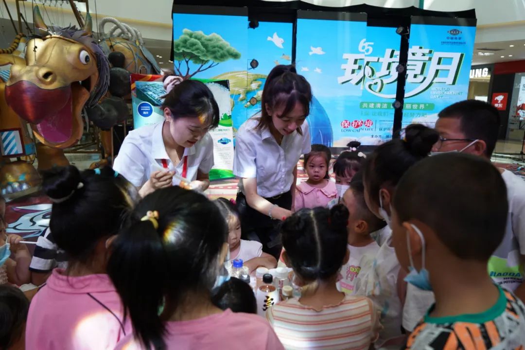 2022年6月3日，火狐体育(中国)官方在线所属东华天业公司联合新疆建设兵团第八师石河子市生态环境局在新疆万达商场举办“共建清洁美丽世界”六五环境日公益宣传活动