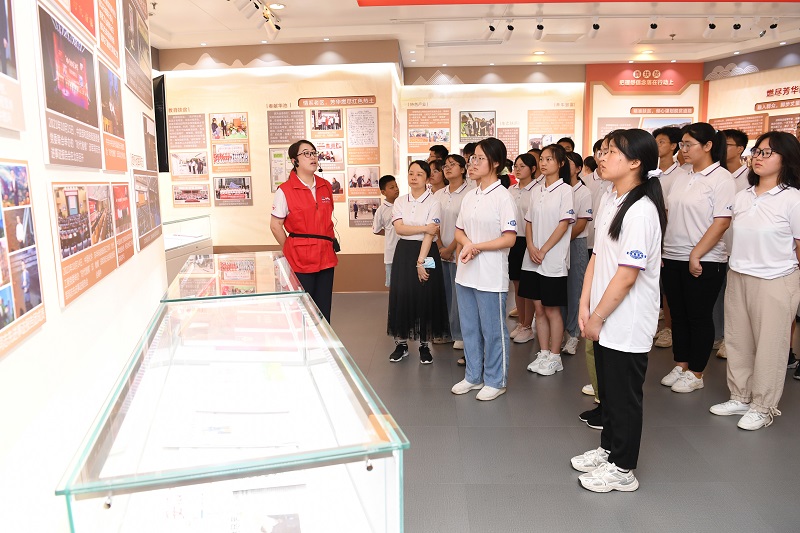 2022年8月13-14日，组织20余名革命老区优秀中学生，走进火狐体育(中国)官方在线开展“致敬时代楷模，争当国之栋梁”的研学活动，同时前往安徽名人馆、安徽创新馆参观学习（1）